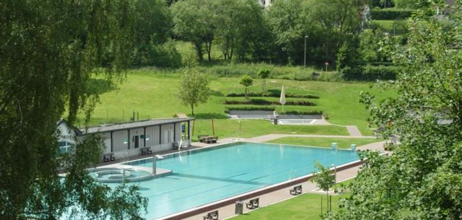 Ansicht Schwimmbad mit Schwimmbecken und Liegewiese