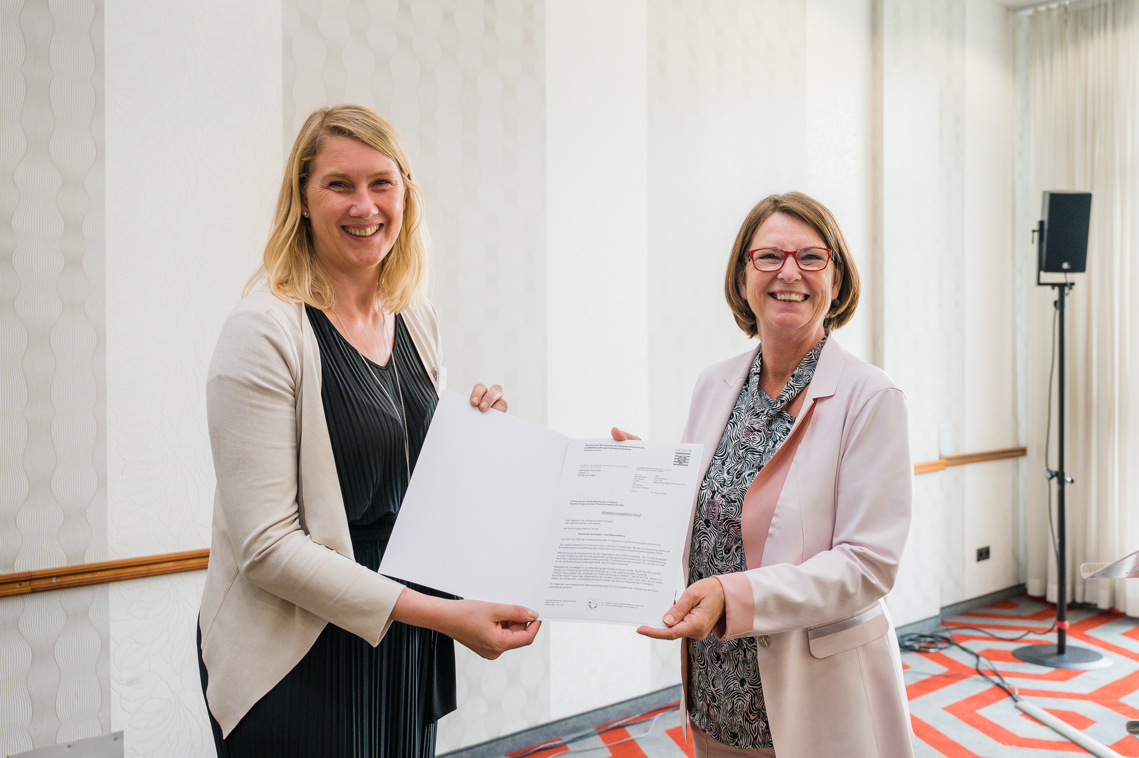 Übergabe durch Ministerin Priska Hinz, © Katrina Friese Übergabe durch Ministerin Priska Hinz, © Katrina Friese