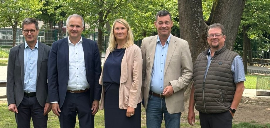 v.l.n.r.: Volker Minet (Hauptamtsleiter Wehrheim), Steffen Wernard (Bürgermeister Usingen), Julia Krügers (Bürgermeisterin Schmitten im Taunus), Birger Strutz (Bürgermeister Neu-Anspach), Dr. Karsten Braun (1. Beigeordneter Grävenwiesbach)