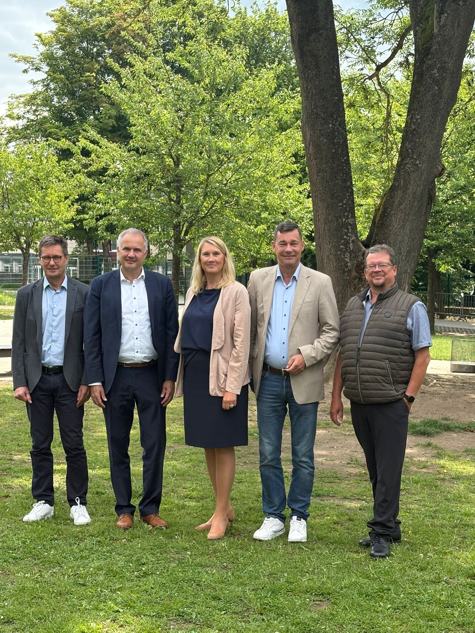 v.l.n.r.: Volker Minet (Hauptamtsleiter Wehrheim), Steffen Wernard (Bürgermeister Usingen), Julia Krügers (Bürgermeisterin Schmitten im Taunus), Birger Strutz (Bürgermeister Neu-Anspach), Dr. Karsten Braun (1. Beigeordneter Grävenwiesbach)
