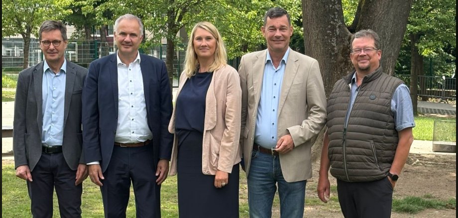 v.l.n.r.: Volker Minet (Hauptamtsleiter Wehrheim), Steffen Wernard (Bürgermeister Usingen), Julia Krügers (Bürgermeisterin Schmitten im Taunus), Birger Strutz (Bürgermeister Neu-Anspach), Dr. Karsten Braun (1. Beigeordneter Grävenwiesbach)