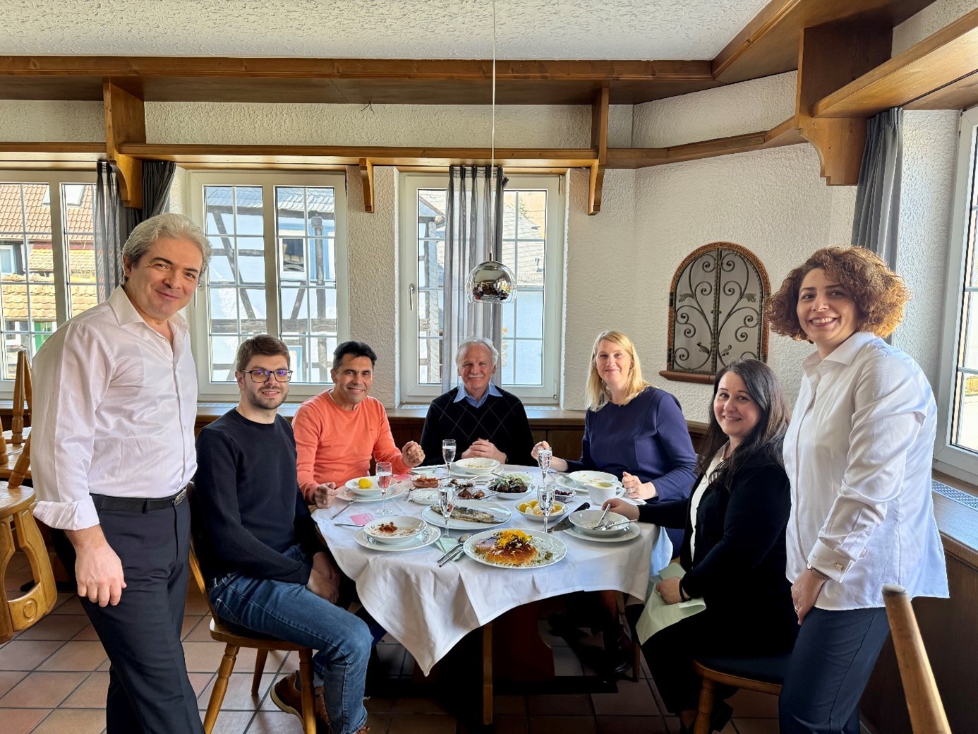 Sympathische Gastgeber: Der neue Wirt Ali Reza Shiralipour Dalvi und seine Frau Roghaye Mohammadhassanzad Fallahi mit (von links) Kämmerer André Sommer, Antonio Martins, Erster Beigeordneter Hartmut Müller, Bürgermeisterin Julia Krügers und Angela Caramazza-Grasso beim Probeessen.