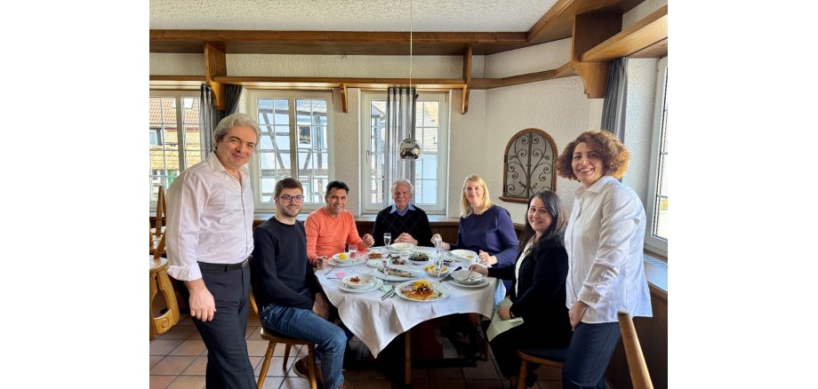Sympathische Gastgeber: Der neue Wirt Ali Reza Shiralipour Dalvi und seine Frau Roghaye Mohammadhassanzad Fallahi mit (von links) Kämmerer André Sommer, Antonio Martins, Erster Beigeordneter Hartmut Müller, Bürgermeisterin Julia Krügers und Angela Caramazza-Grasso beim Probeessen.